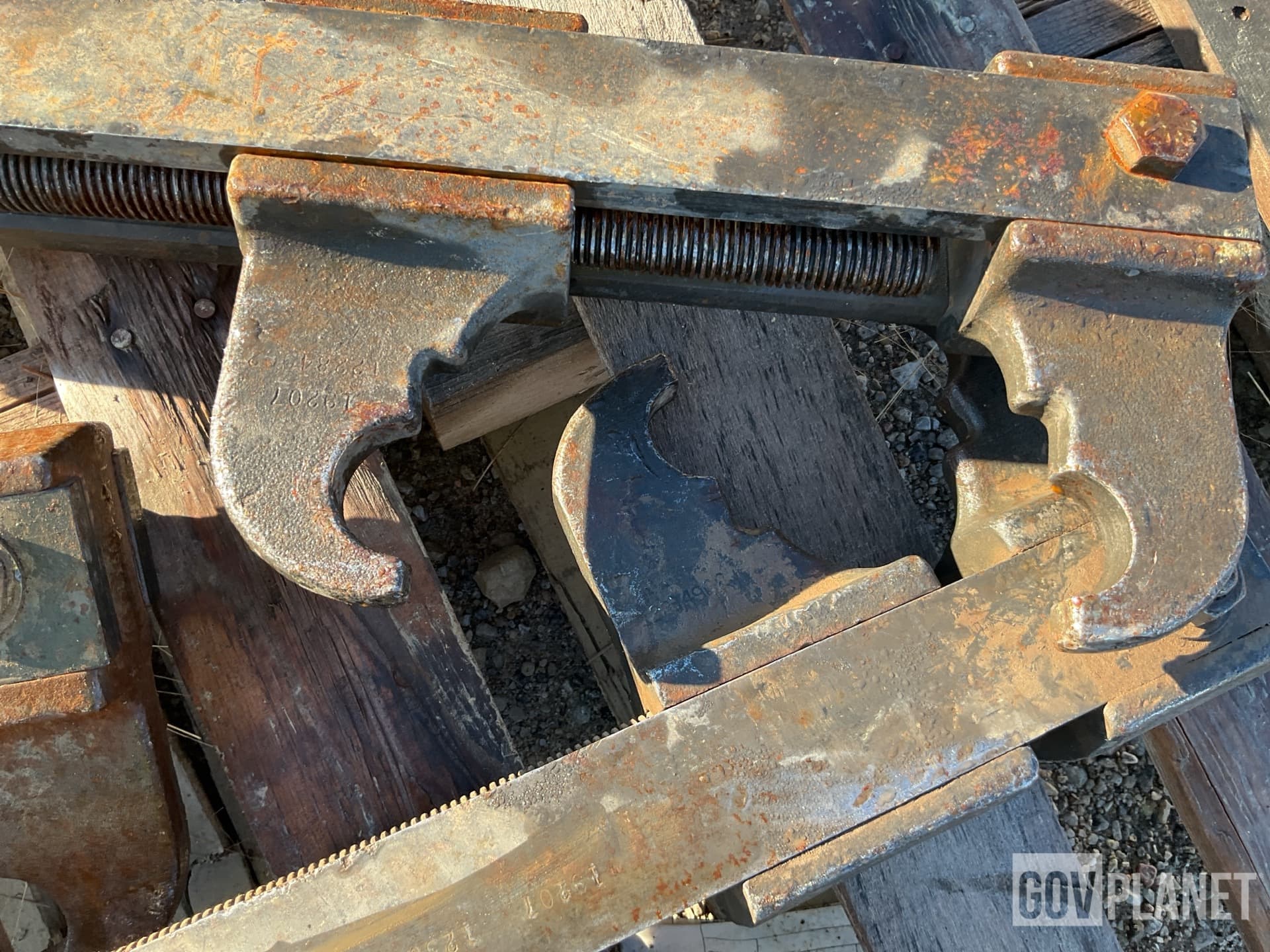 (4) 12304551 Vehicle Track Connection Tools